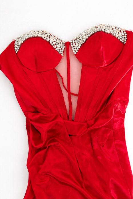 Ефектна червена рокля за бал или повод