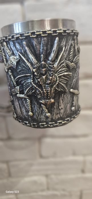 Готическа чаша с дракон и мечове