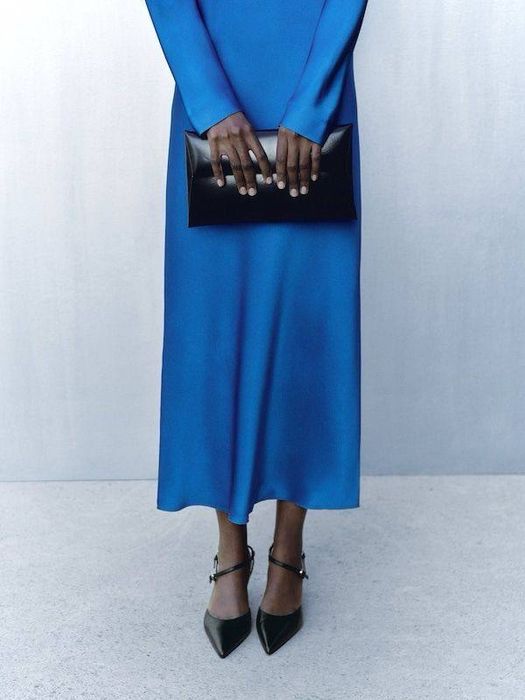 Платье Massimo Dutti.