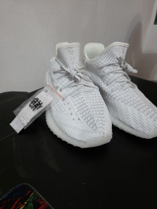 Pereche de sneakersi yezzy 350