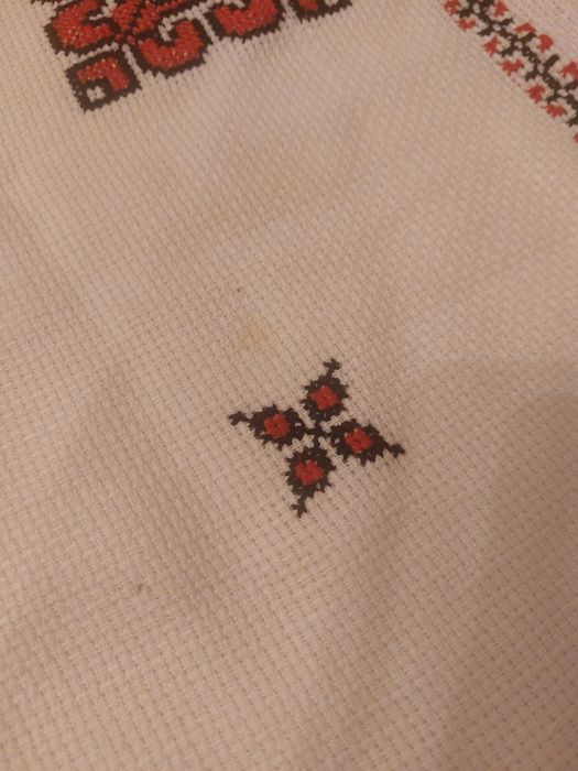 Față de masă artizanală -  brodată manual