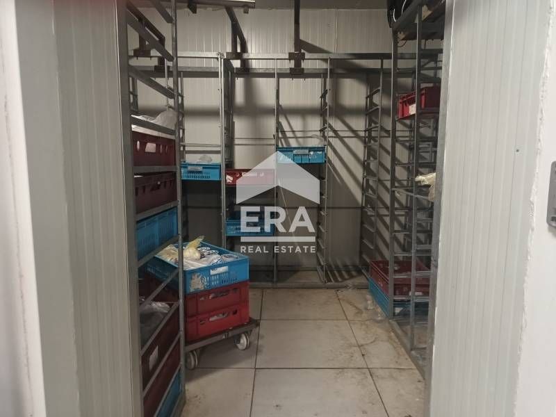 Функциониращ търговски обект със статут на  магазин  за продажба, кв.