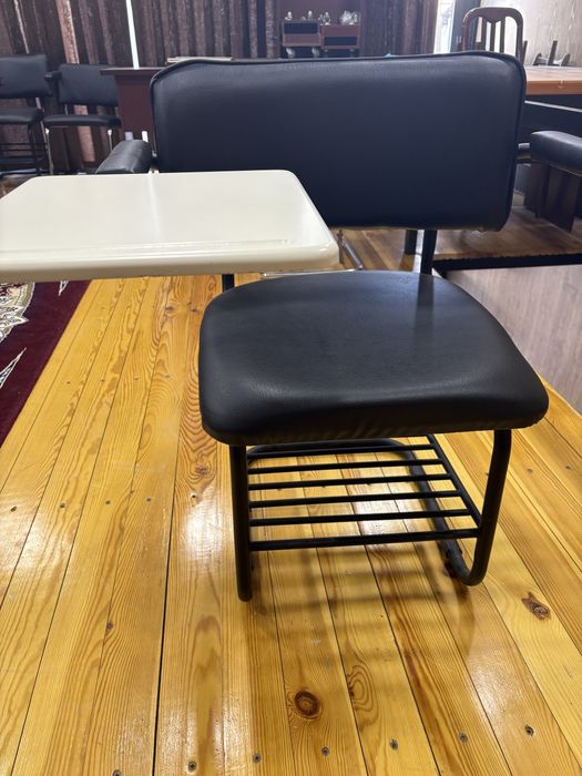 Укув марказлар учун стул пюпитр билан бирга.