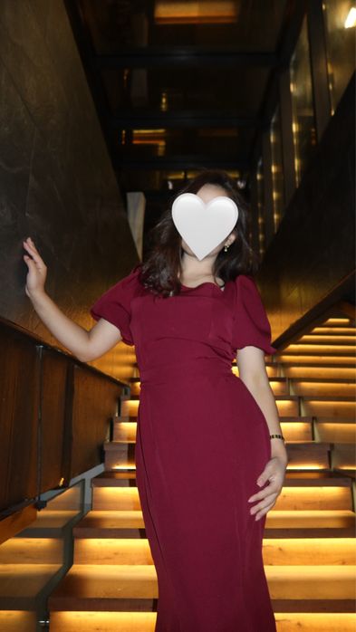 Бардовое длинное платье