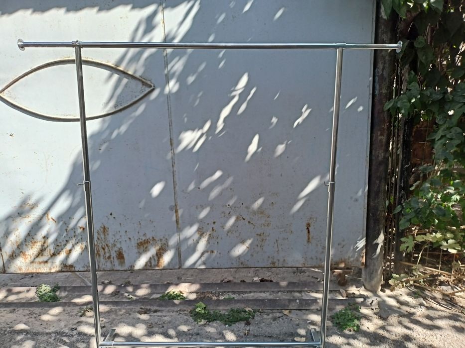 Две одинаковые никелерованные вешалки