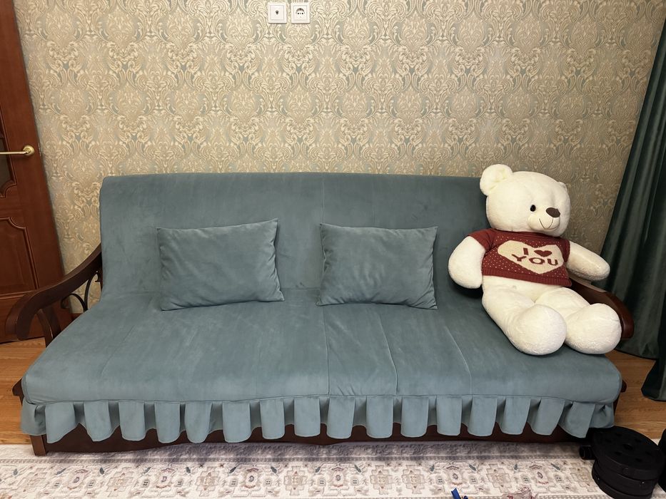 Продам диван раскладной, основа дуб, в идеальном состоянии