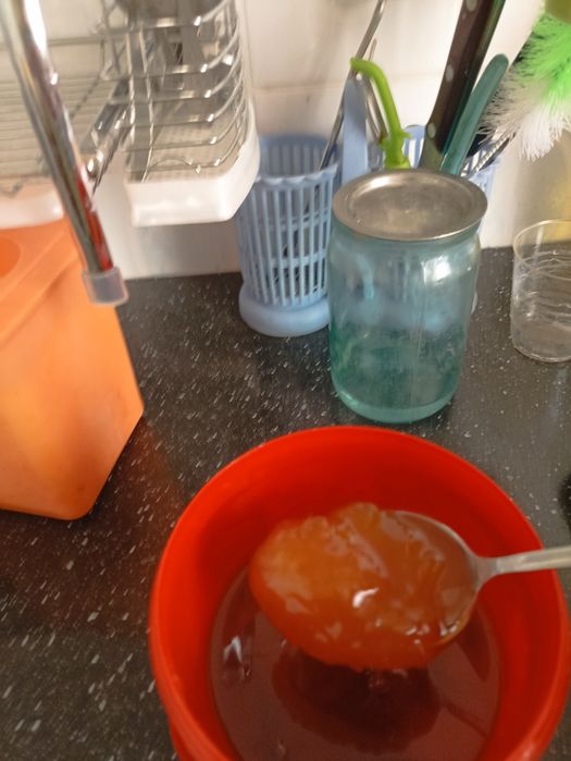Мед почти 1 кг, на фото видно, темный, не знаю какой