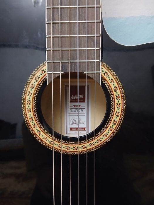 Klassik gitara sotiladi