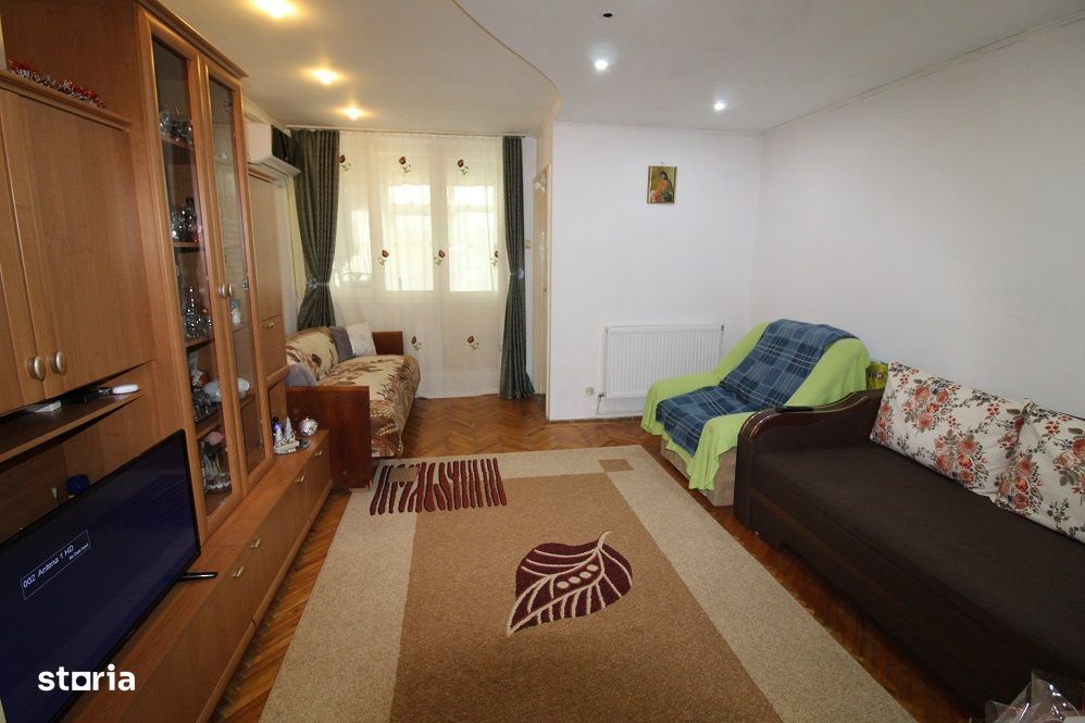 Închiriez garsonieră în Hunedoara, zona Bd. Dacia-Sanitas, etaj 1...