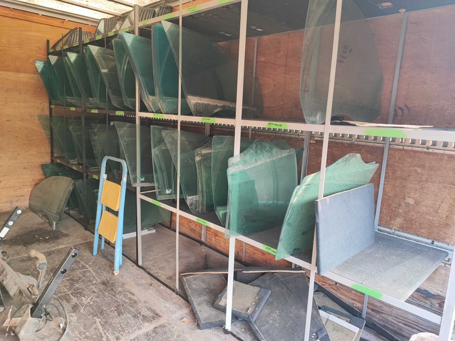 Стъкла предни задни и за врати от Мерцедес