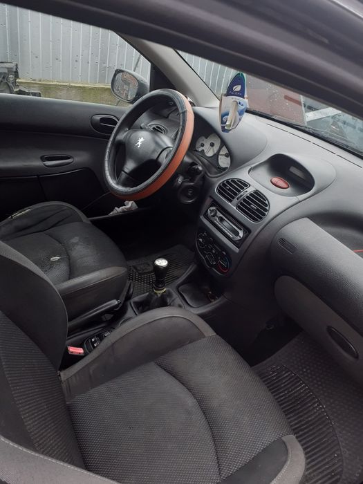 Vând peujot 206 1.4 benzina an fabricație 2006 acte la zi .