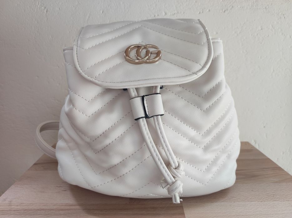 Бежова/Крем малка дамска раница със златни елементи