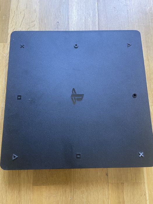 Ps4 slim 1 TB.