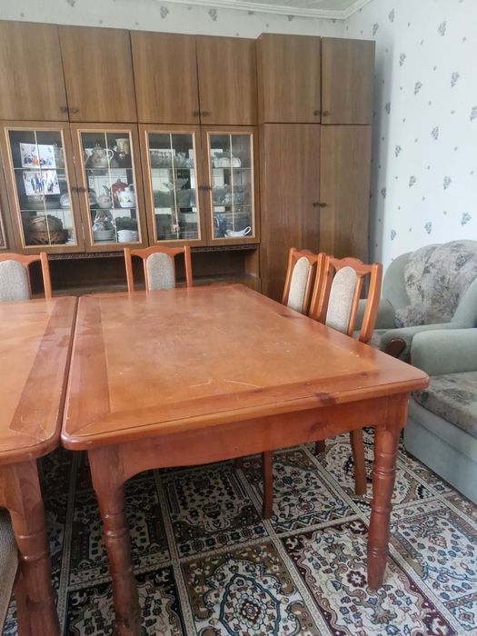 Стол со стульями.