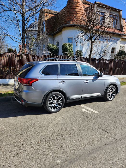 Vand  mitsubishi outlander 2016 sau schimb cu hibrid suv