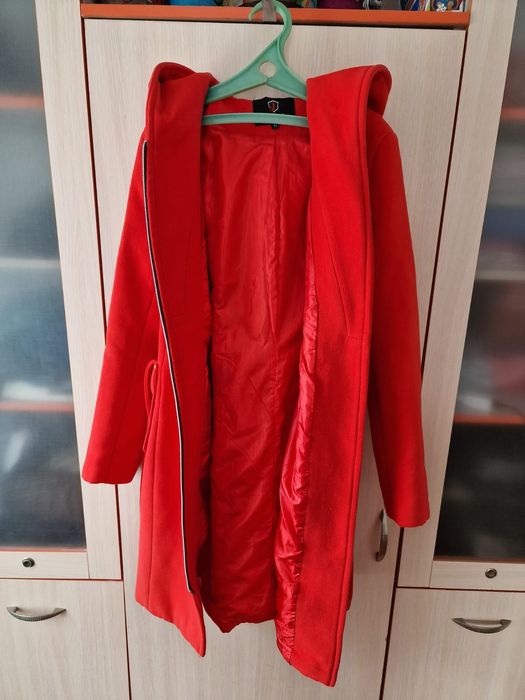 Продам дёшево новое пальто.