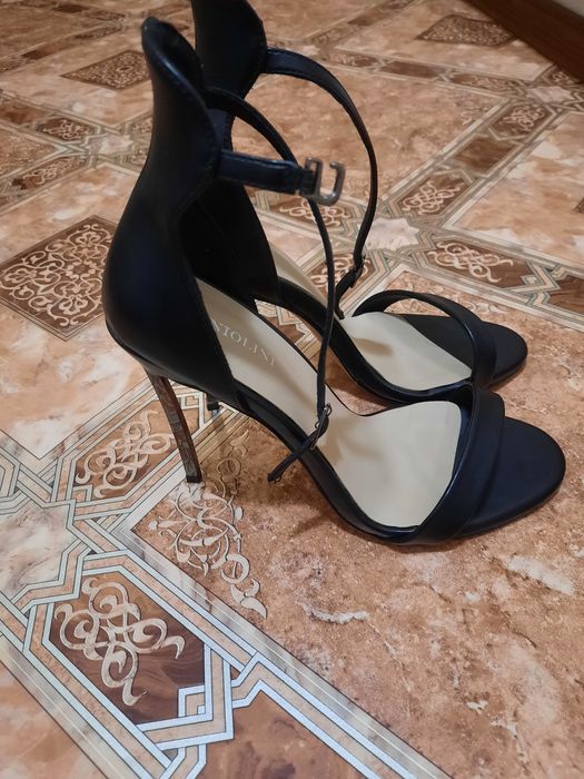 Продам босоножки