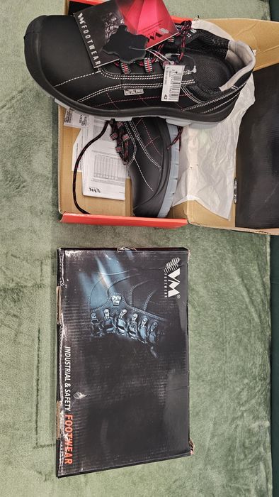 Bocanci de munca/Safety shose marimea 41 si 42