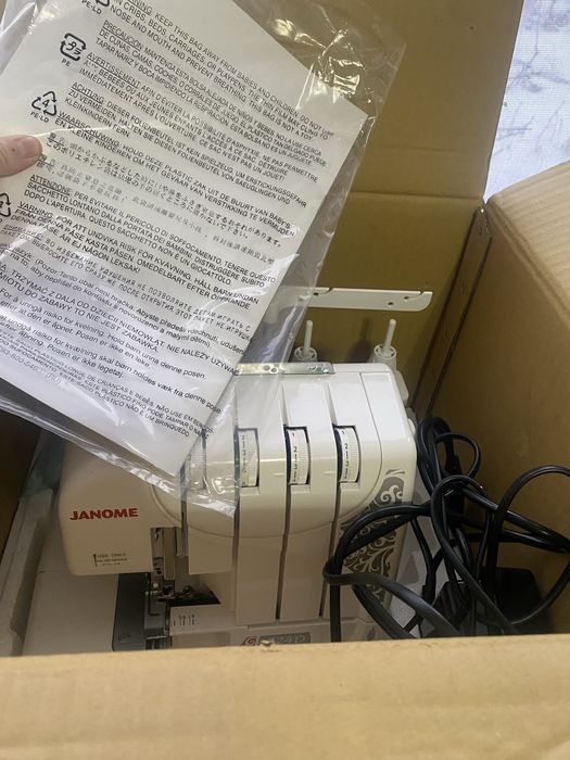 Оверлок новый 70000 тг, просто так стоит