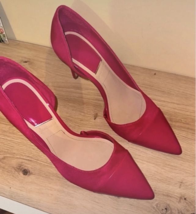 pantofi roz.