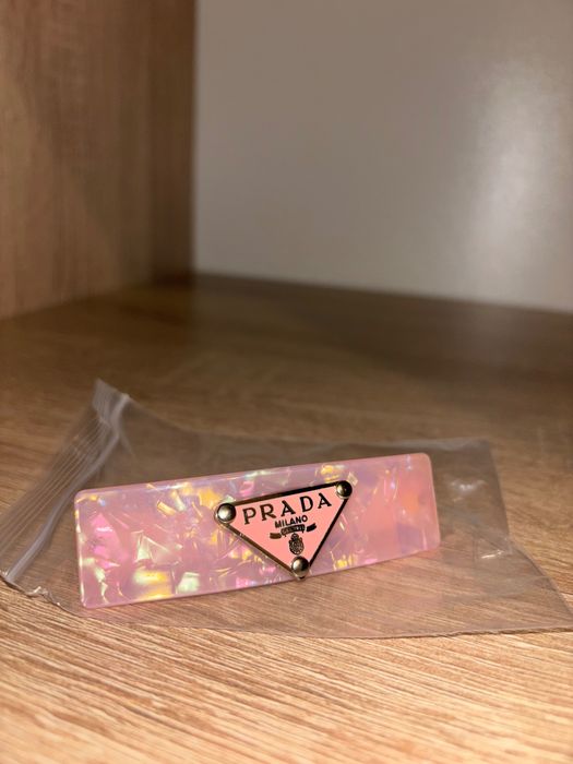 Agrafă Prada nouă
