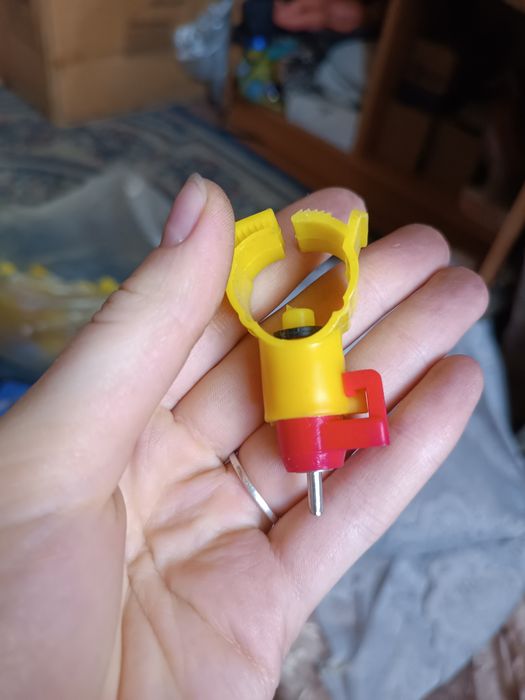 Ниппельная поилка для птиц