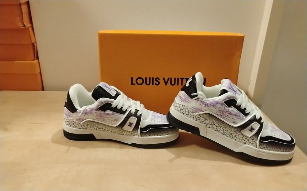 Adidași de vânzare