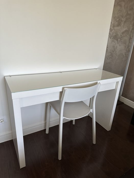 Masa de machiaj Malm si scaun Ikea