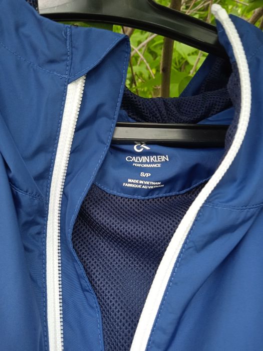 Яке Calvin Klein.Подхудяща за спорт и ежедневие.Размер S.