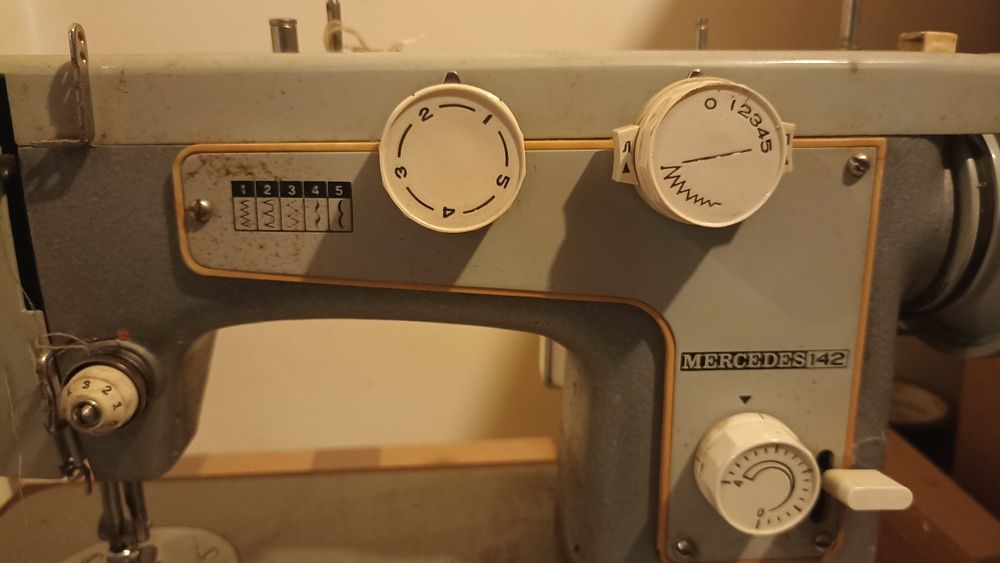 Mașina de cusut electrică marca Mercedes 142