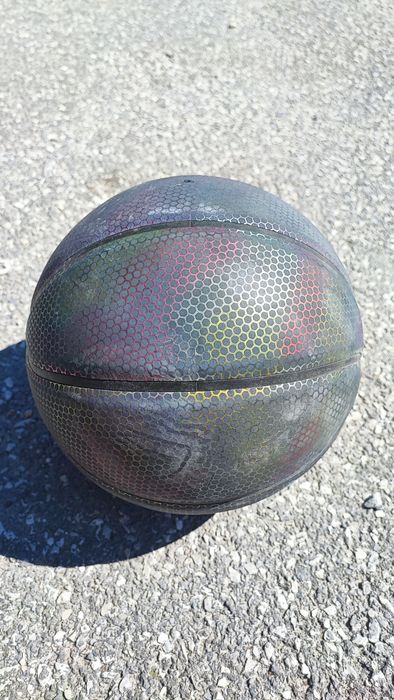 Баскетболна топка с холографна повърхност