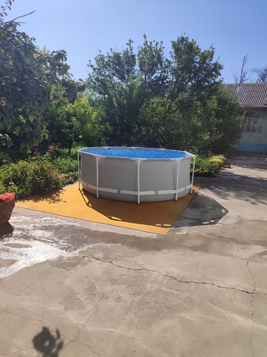 Бассейн огромный