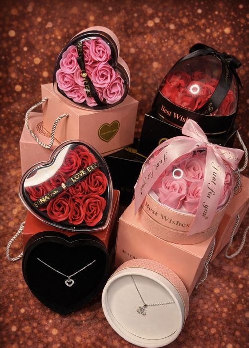 Cutie cu trandafiri si bijuterie