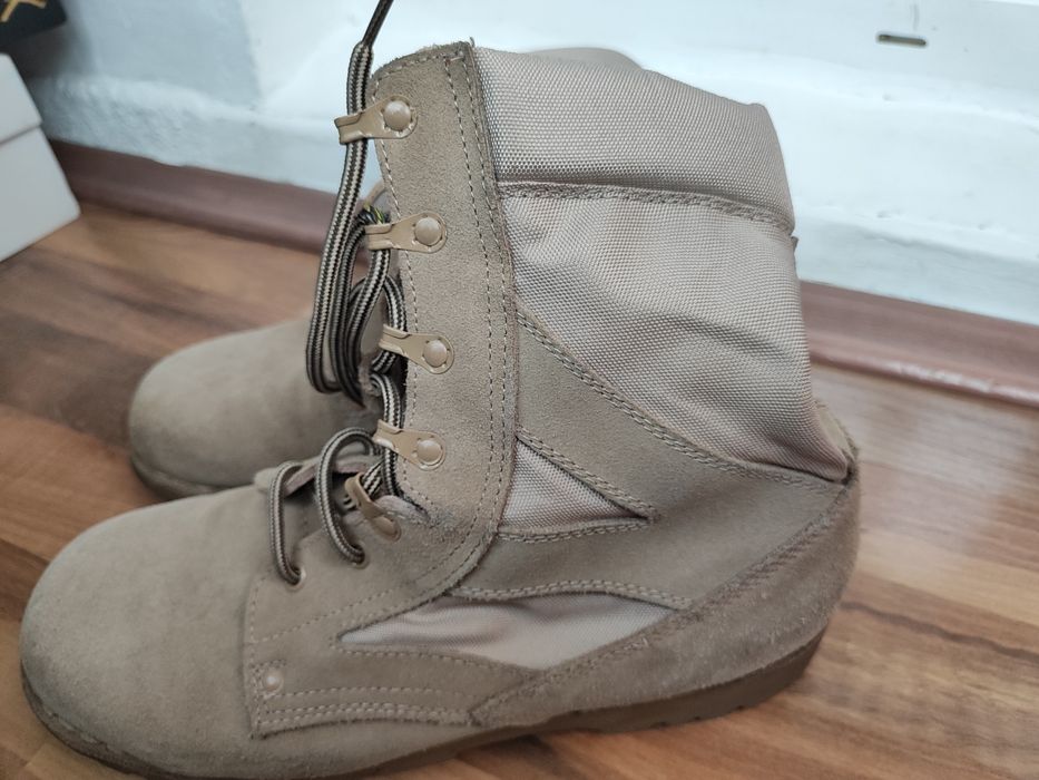 Bocanci militari de piele întoarsă