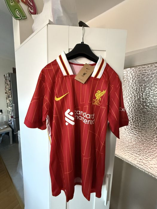 Футболни тениски на Ливърпул и Манчестър Сити