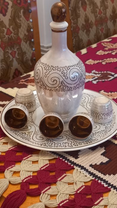 Vand set portelan sticla cu dop+ 5 pahare+platou mare rotund pt tuica/ tarie nefolosite,f frumoase