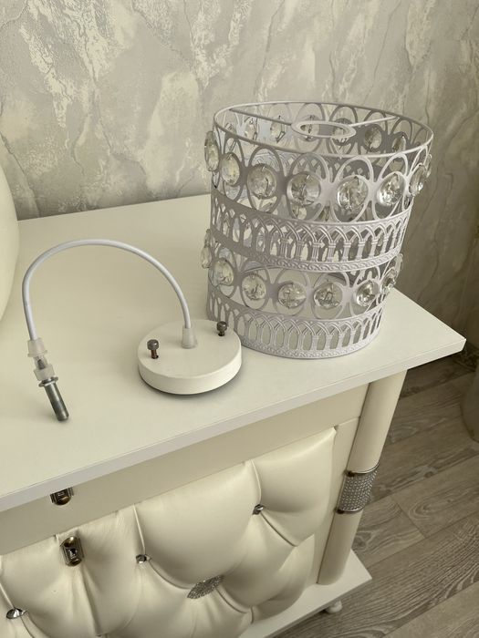 Срочно люстра белая