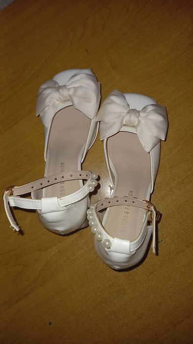 Белые туфельки и бантиком