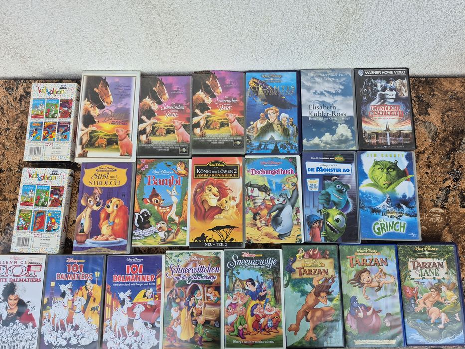 Vând 52 casete video VHS originale cu filme animație