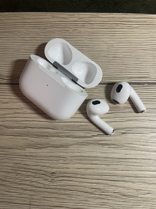 Casti Airpods 3 folosite