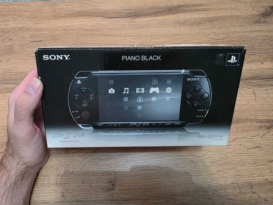 Продам новую PSP 2000 Piano Black