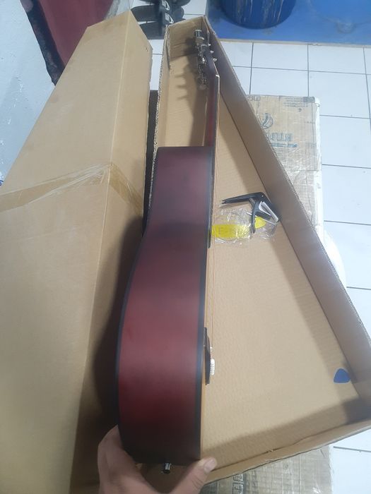 Gitara sotiladi holati yangi 800 ming