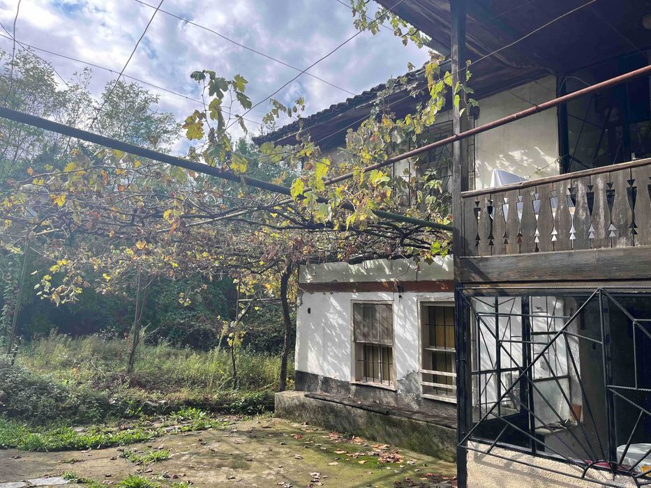 Продава се: Двуетажна къща с двор 1300 кв.м, в село Слатина