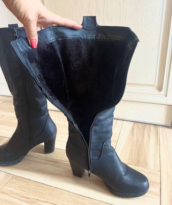 Дълги ботуши на ток