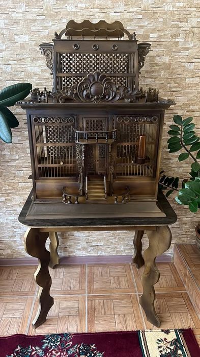 Деревянная клетка для птиц