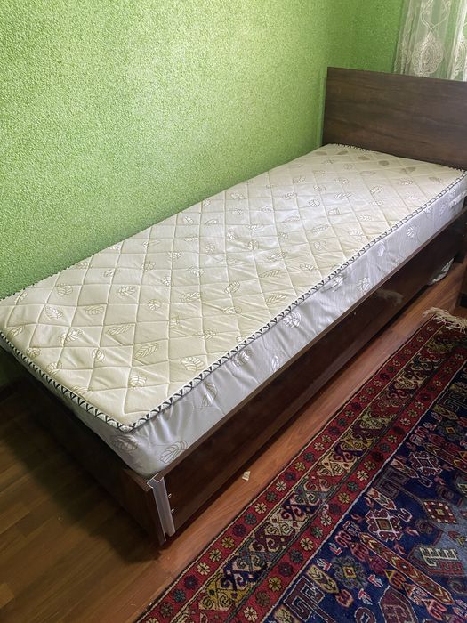 Продаются две односпальные кровати + прикроватная тумбочка (МДФ)