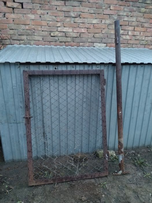 Калитка /дверь железная со стойкой, с навесами,с щеколдой, б/у