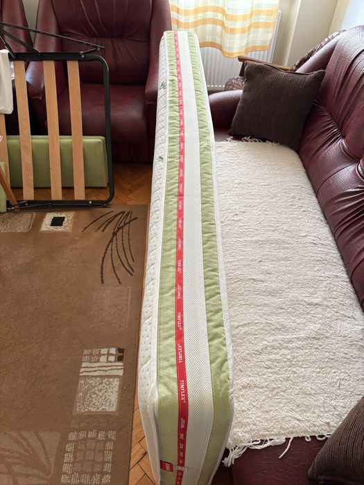 Pat cu saltea 90 x 200 ca nou din Italia