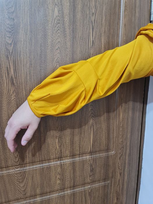 Bluza deasupra buricului