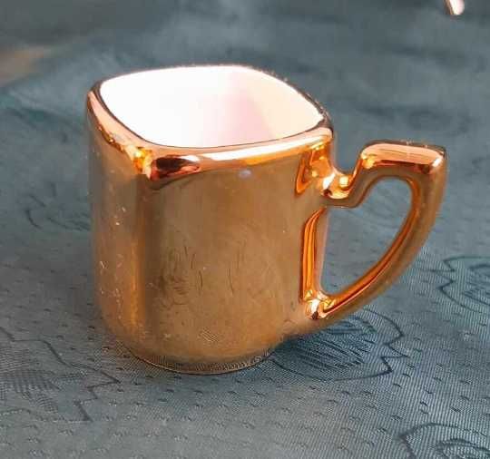 Френска сувенирна бутилка с мини чашки и троен сет от костен порцелан